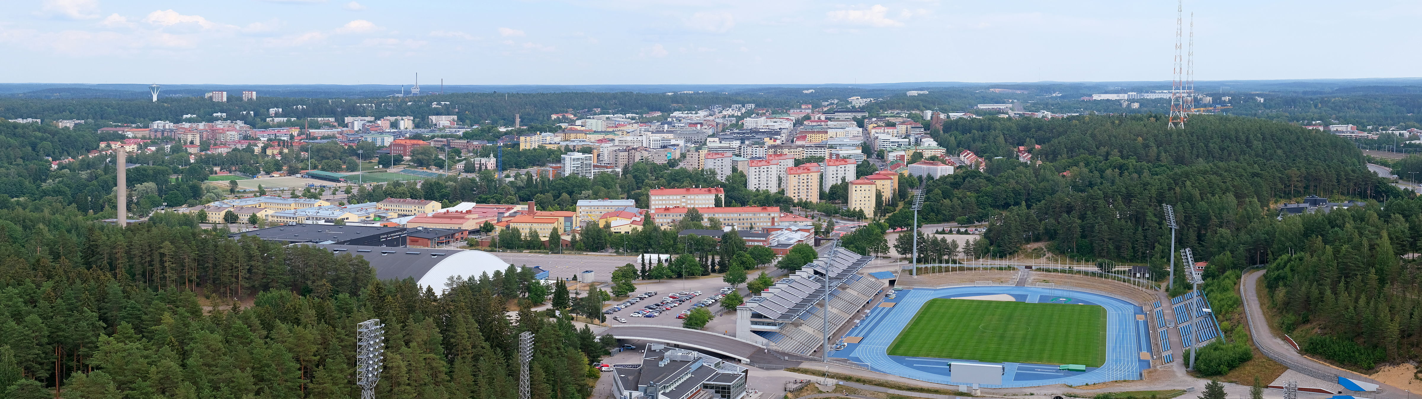 Lahden keskusta Salpausselän hyppyrimäeltä: stadion, kerrostalot ja Radiomäen mastot