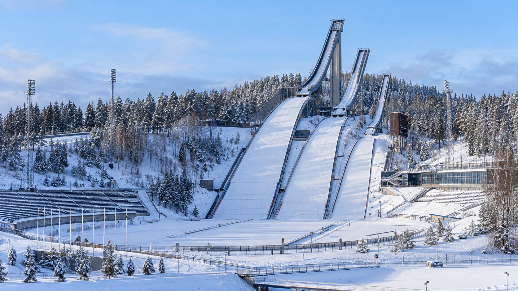 Salpausselän hyppyrimäet ja stadion talvella Lahdessa